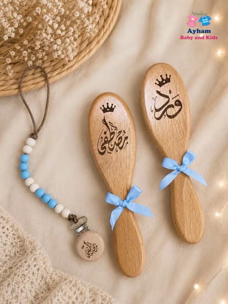 طقم العناية مع حفر الاسم مشط + مشاطة + لهاي ( المصاصة )