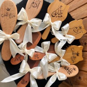 ⁦طقم العناية مع حفر الاسم مشط + مشاطة + لهاي ( المصاصة )⁩ - الصورة ⁦8⁩