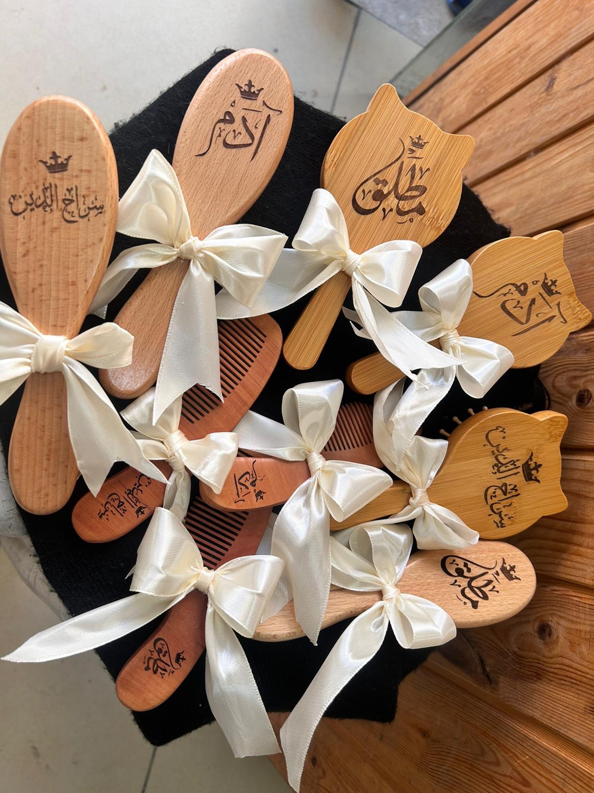 ⁦طقم العناية مع حفر الاسم مشط + مشاطة + لهاي ( المصاصة )⁩ - الصورة ⁦8⁩
