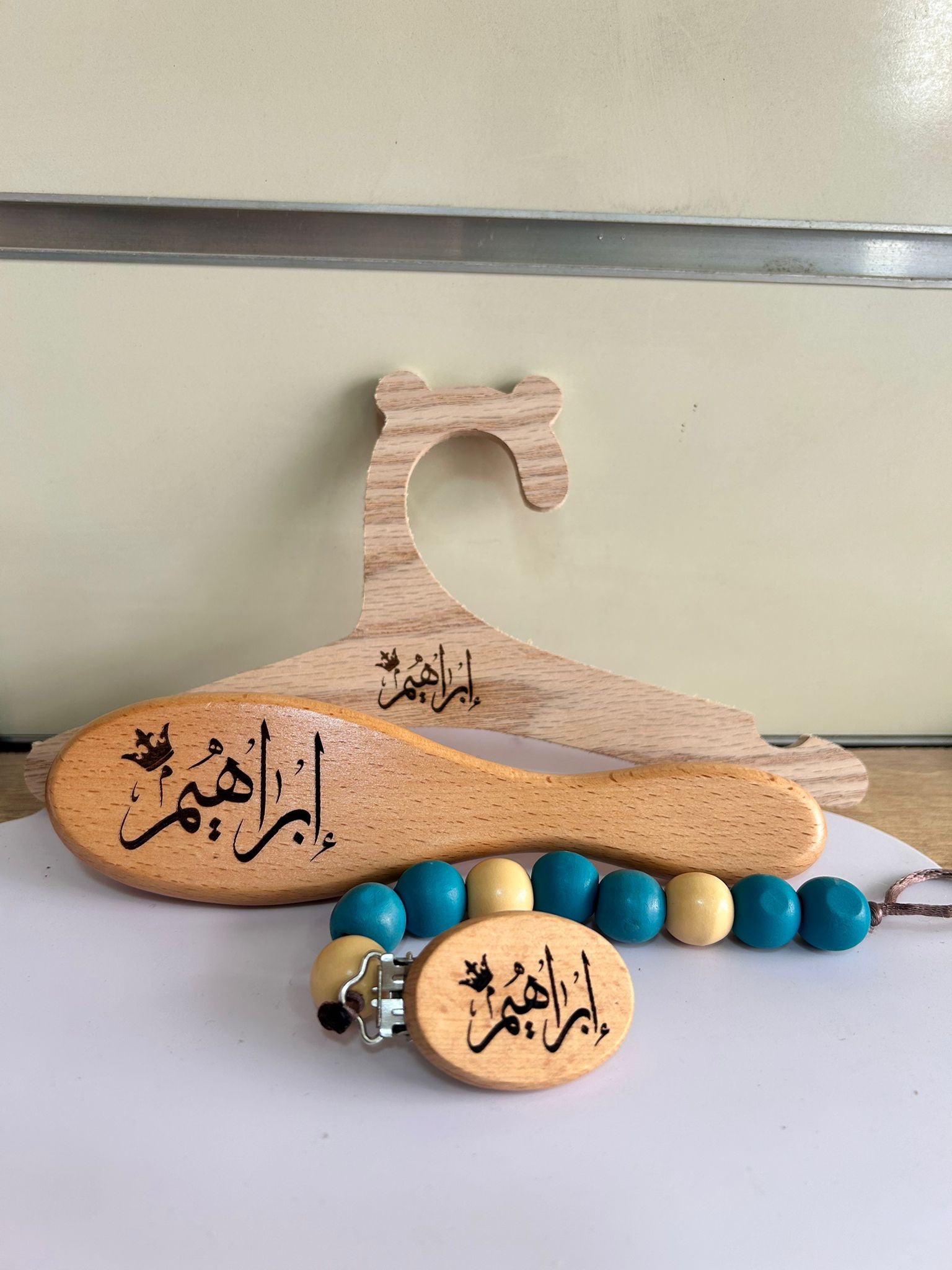 ⁦طقم العناية مع حفر الاسم مشط + مشاطة + لهاي ( المصاصة )⁩ - الصورة ⁦7⁩