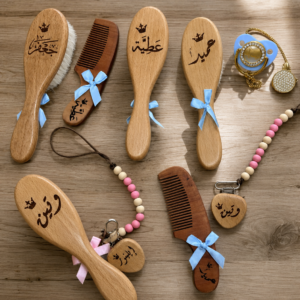 ⁦طقم العناية مع حفر الاسم مشط + مشاطة + لهاي ( المصاصة )⁩ - الصورة ⁦2⁩