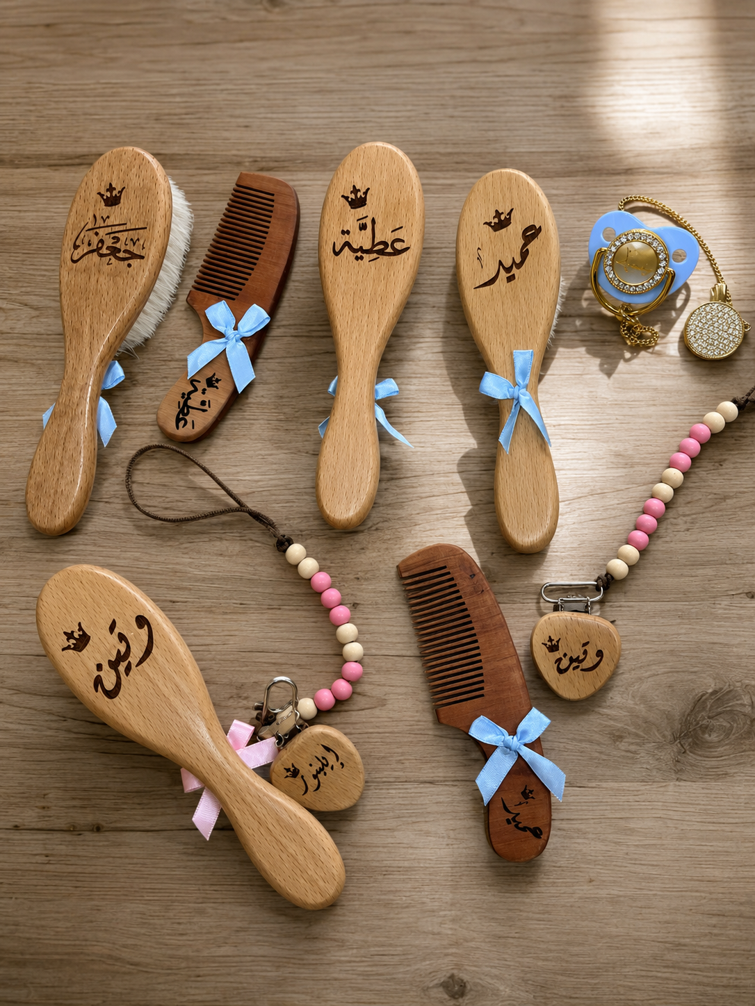 ⁦طقم العناية مع حفر الاسم مشط + مشاطة + لهاي ( المصاصة )⁩ - الصورة ⁦2⁩