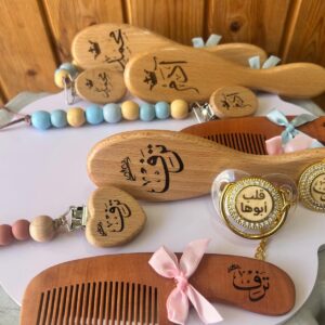 ⁦طقم العناية مع حفر الاسم مشط + مشاطة + لهاي ( المصاصة )⁩ - الصورة ⁦9⁩