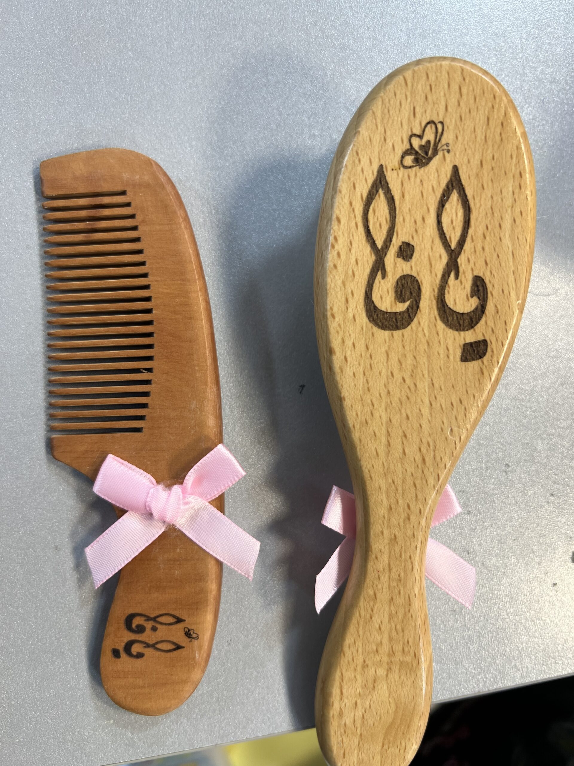 ⁦طقم العناية مع حفر الاسم مشط + مشاطة + لهاي ( المصاصة )⁩ - الصورة ⁦13⁩